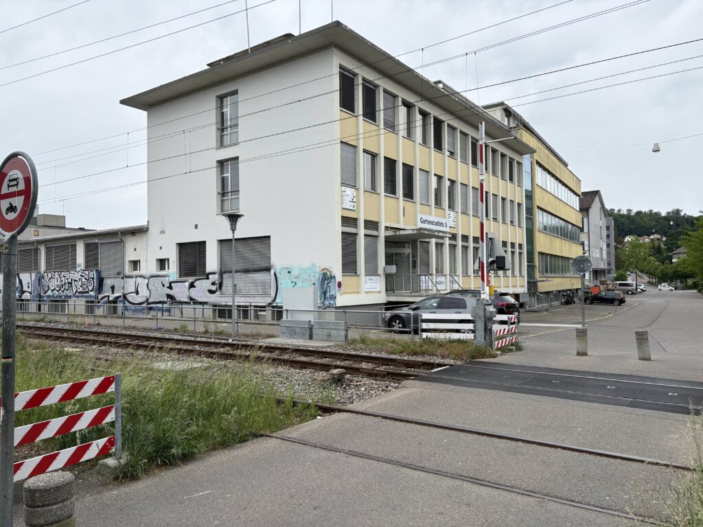 Foto der Liegenschaft Gartenstadtstrasse, Blick über das Gleis.