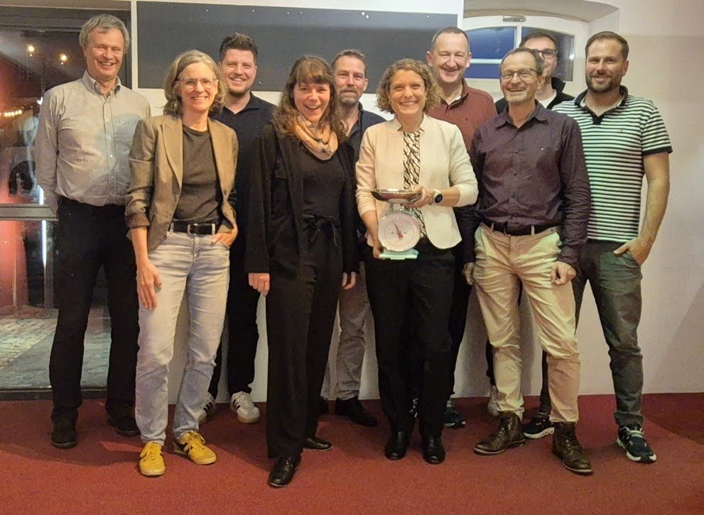 Fabienne Marti umringt von der EVP-GLP-Mitte-Fraktion